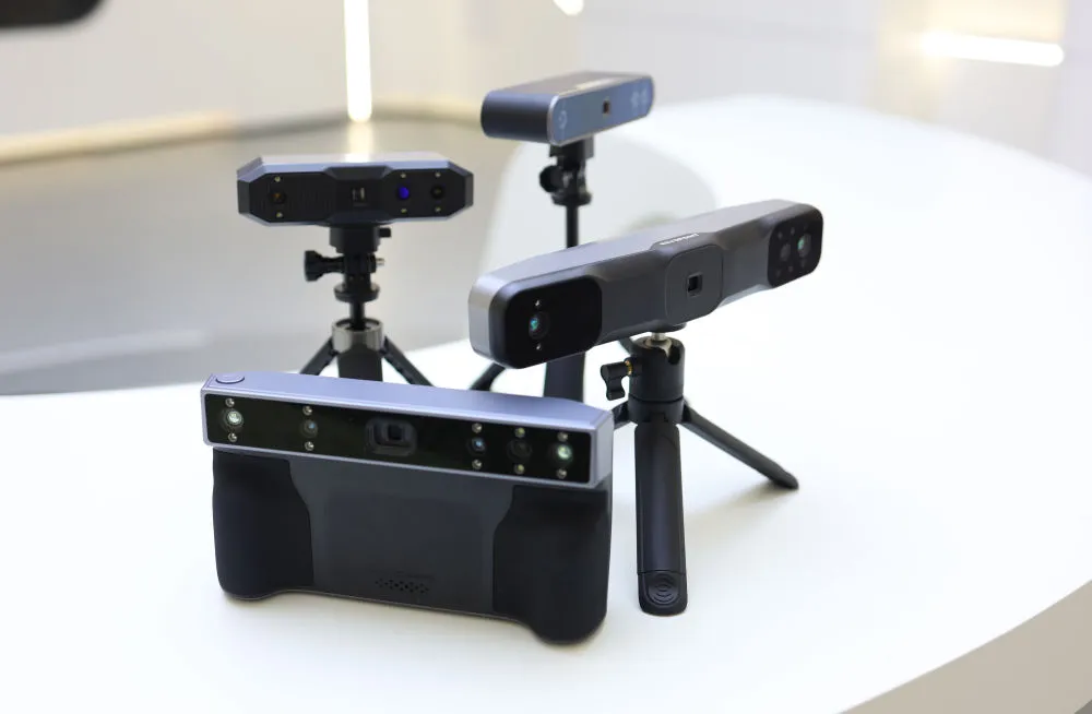 西安知象光电科技有限公司展厅内展示的便携式3D扫描设备。新华社记者 林胜概 摄