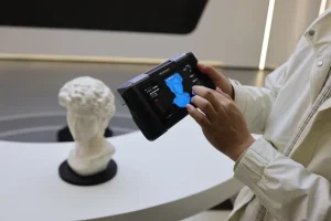 西安知象光电科技有限公司工作人员演示一款便携式3D扫描设备。新华社记者 张博文 摄